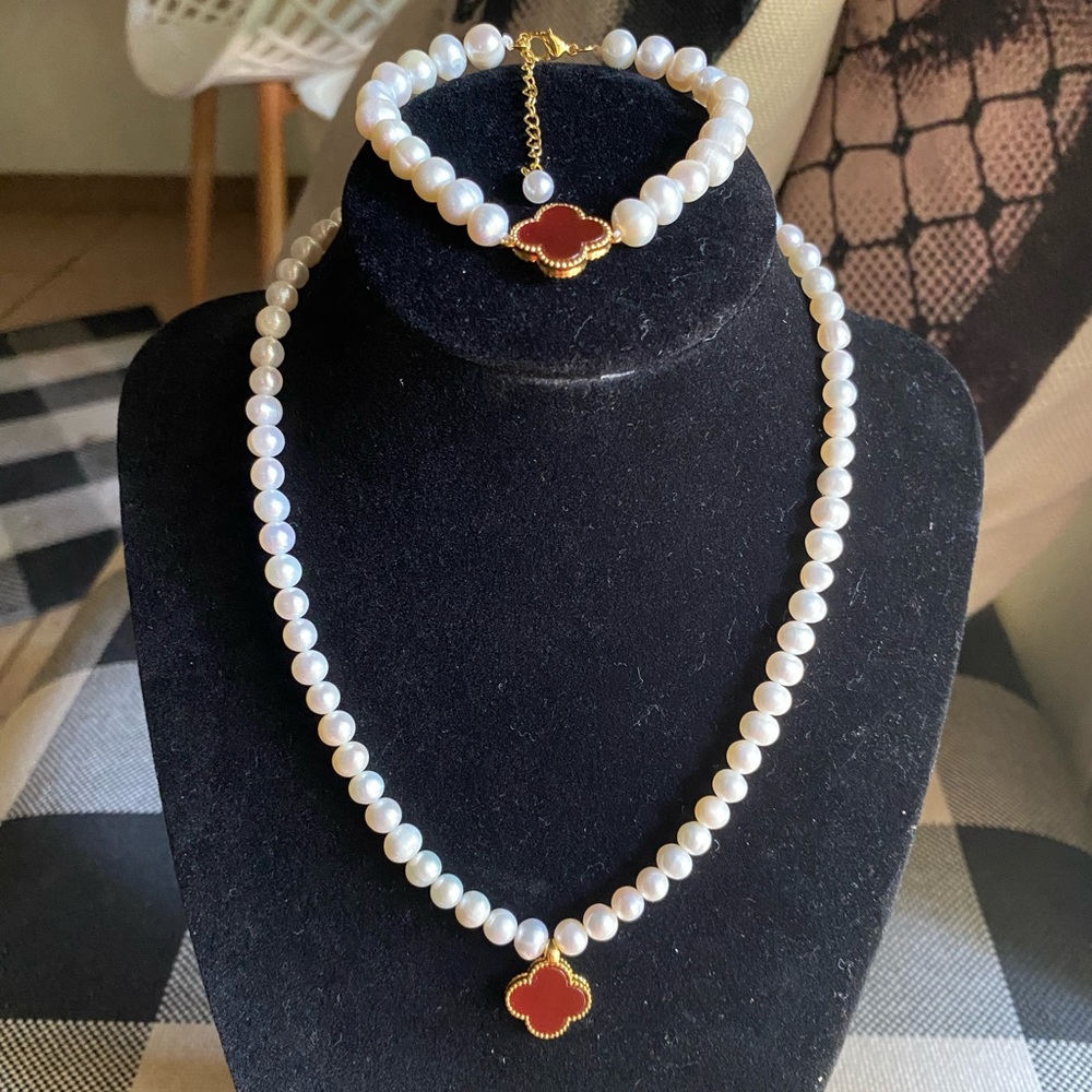 7-8mm freshwater pearls in 18k gold 15mm VCA red carnelian pendant, set